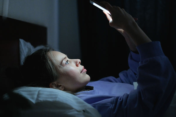 Blue Light, Doomscrolling, and Bedtime: How Screens Quietly Disrupt Your Sleep